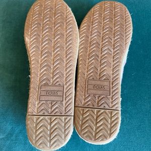 Tom's red striped shoes